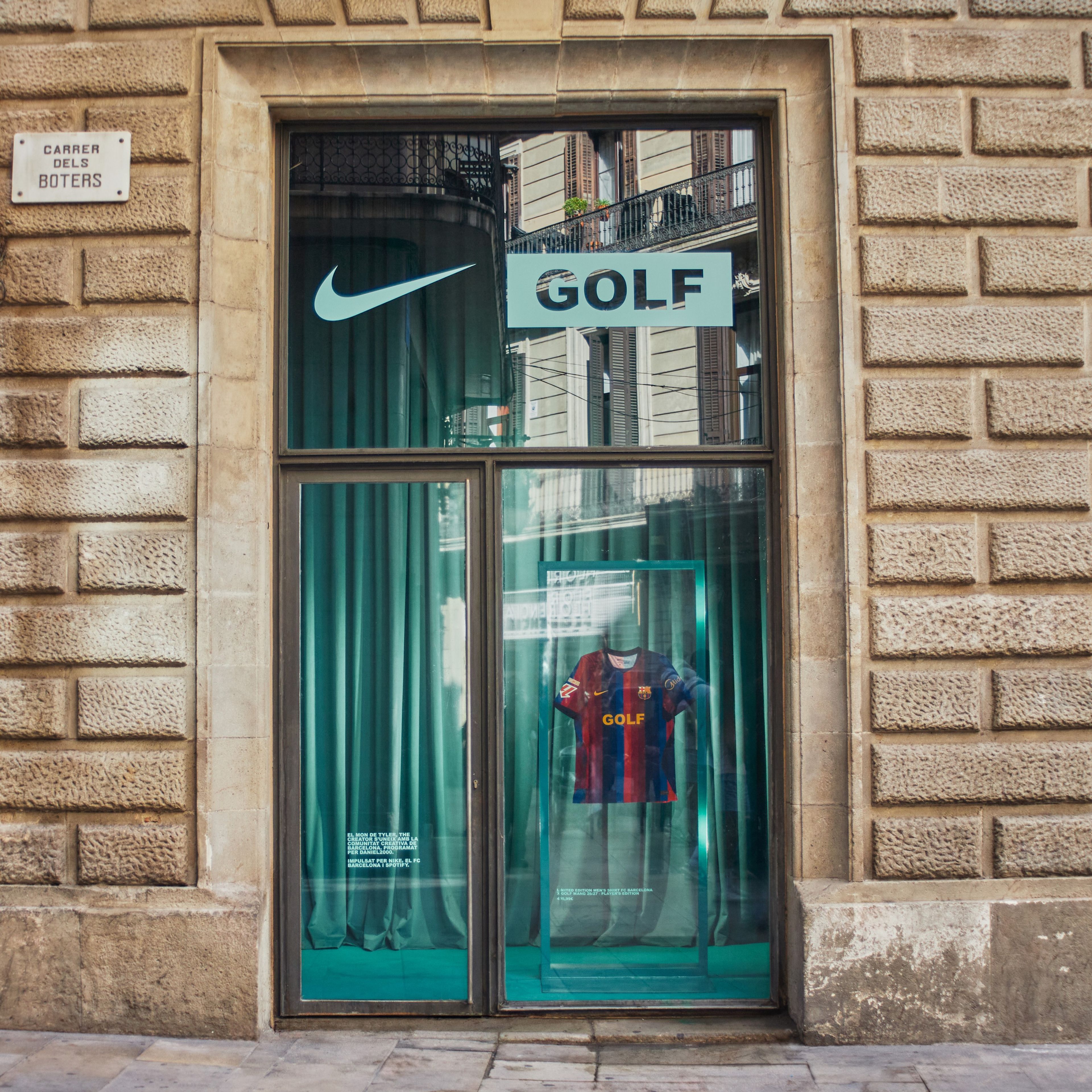 Nike Golf storefront window display on Carrer dels Boters in Barcelona featuring a FC Barcelona jersey collaboration.