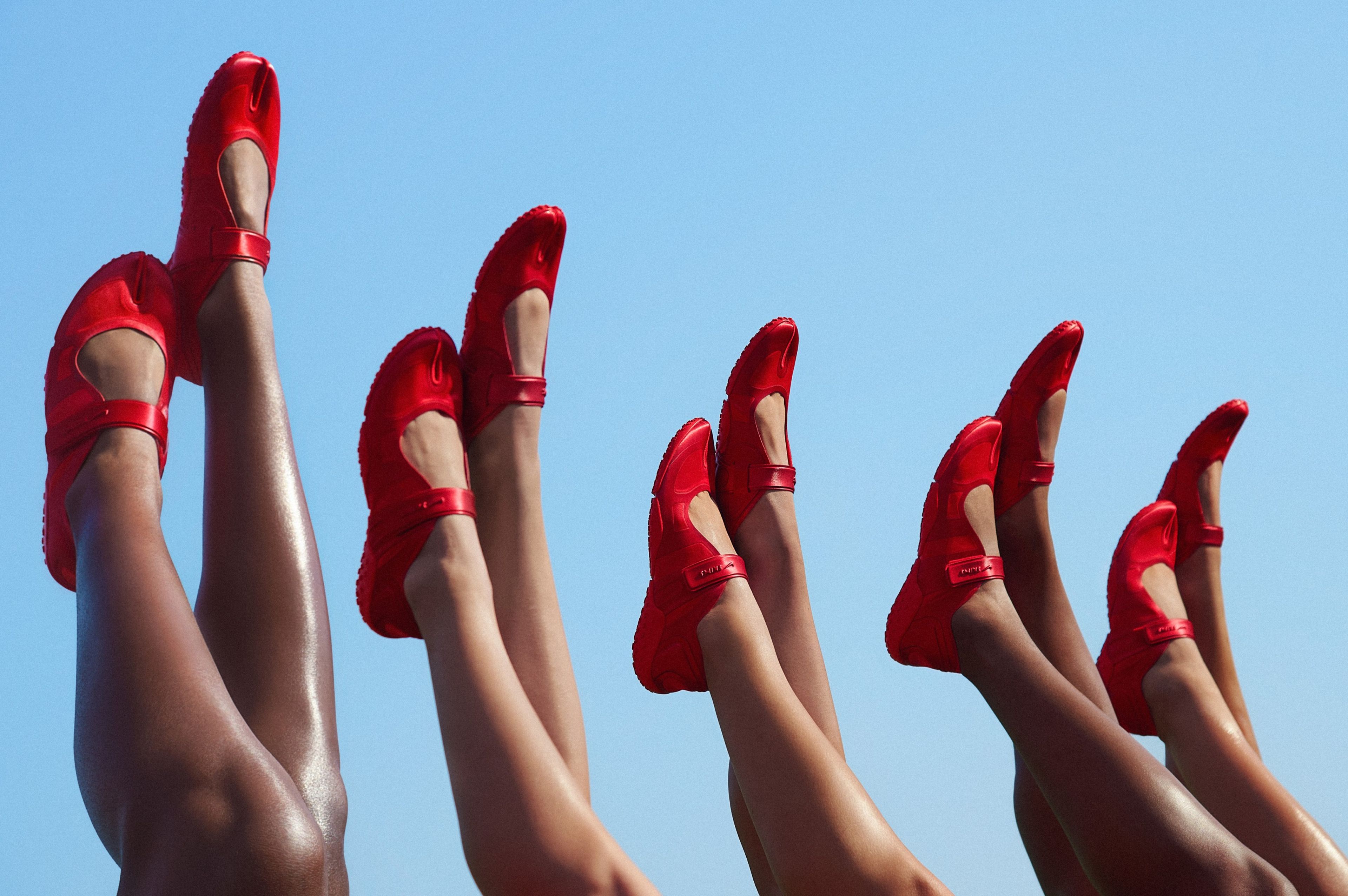 A University of Alabama cheerleader in NikeSKIMS footwear.