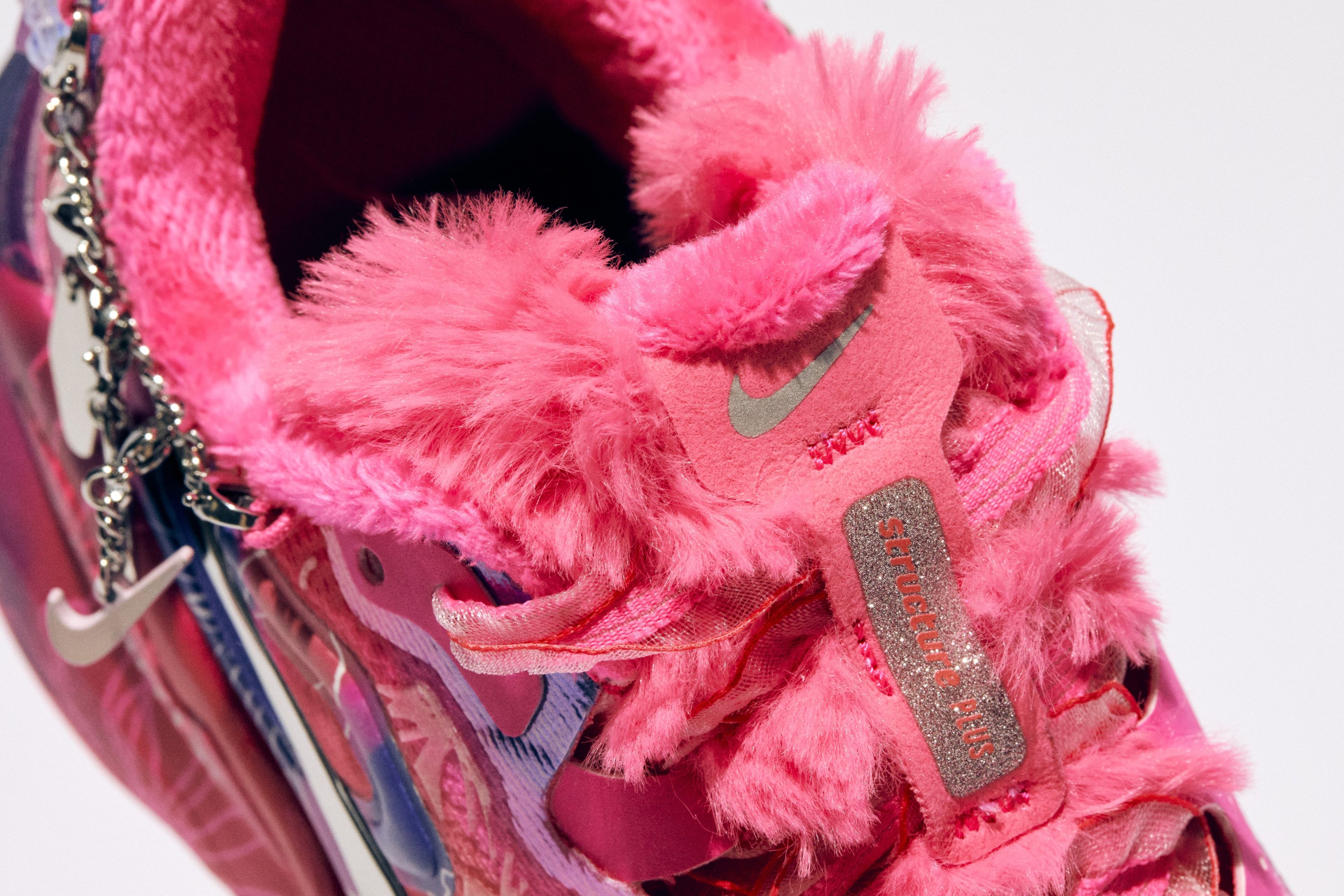 Faux fur detailing on the collar of the Nike Structure Plus.