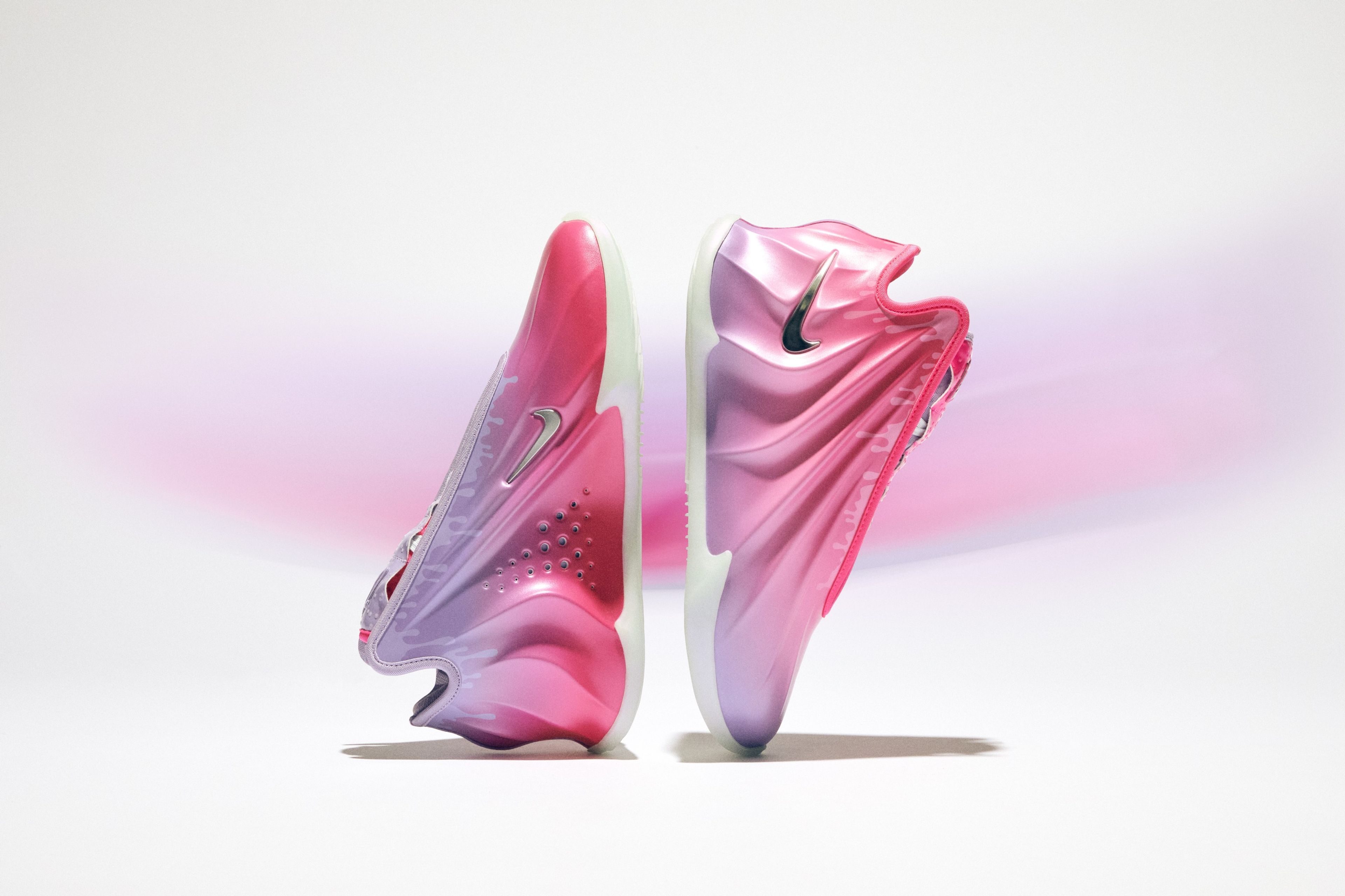 Right-left mismatched, color-fading pink and purple uppers